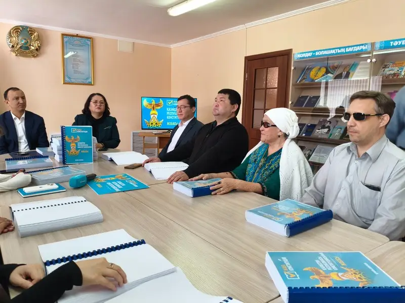 Доступное право: в Карагандинской области напечатали проект новой Конституции шрифтом Брайля (3)