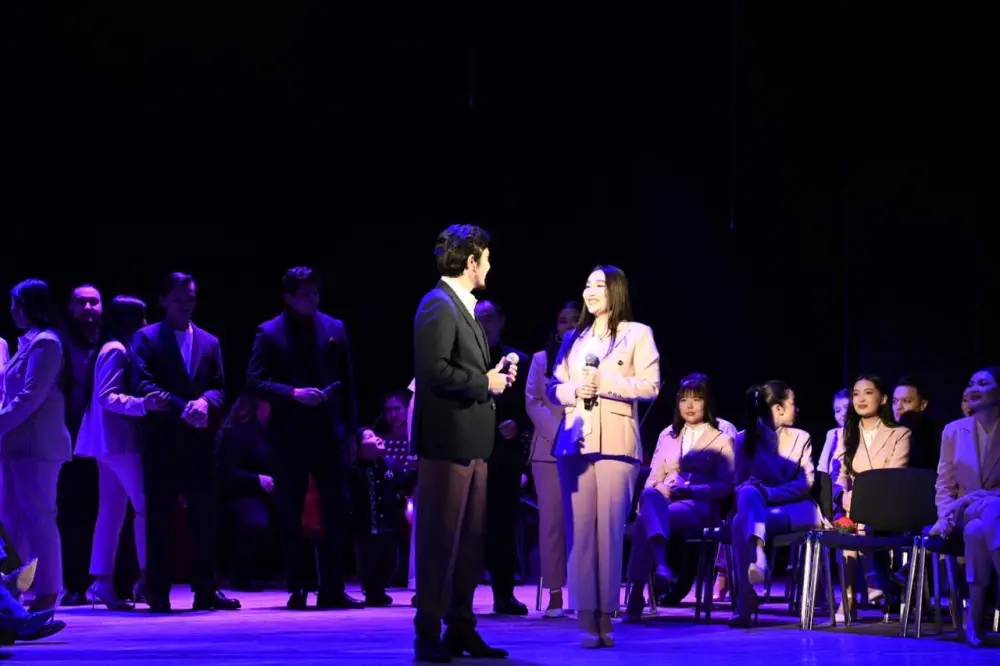 «Бақытты шаңырақ жыры»: в Астане состоялся необычный спектакль с участием 19 пар (3)