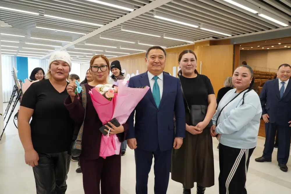 В Кокшетау вручили ключи от 125 квартир очередникам категории СУСН (10)