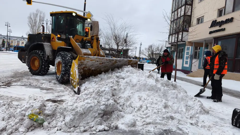 Около трех тысяч дорожных рабочих и более 1,6 тысячи единиц спецтехники задействовано в снегоуборочных работах в Астане (4)