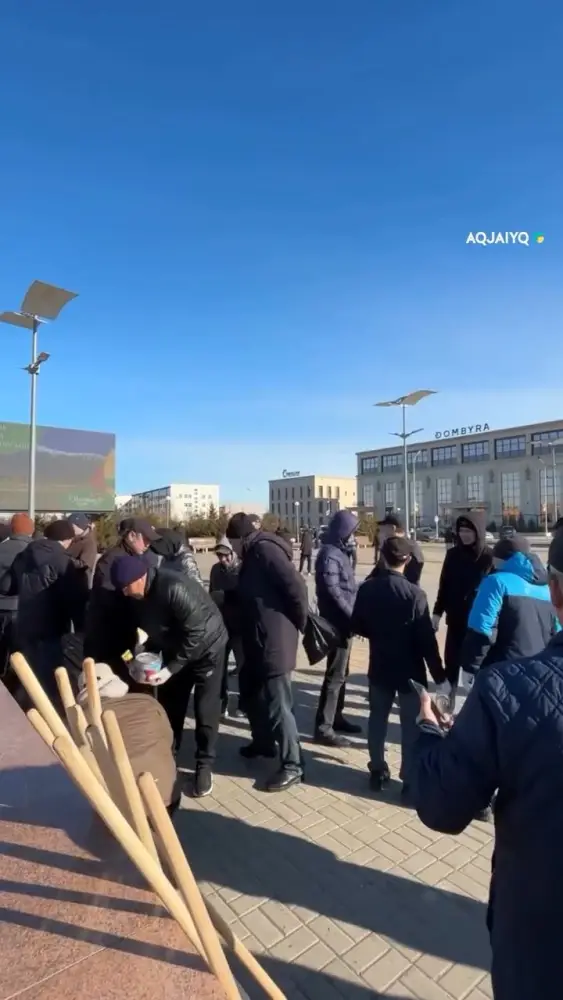 Сегодня жители Уральска вышли на первый в этом году общегородской субботник (2)