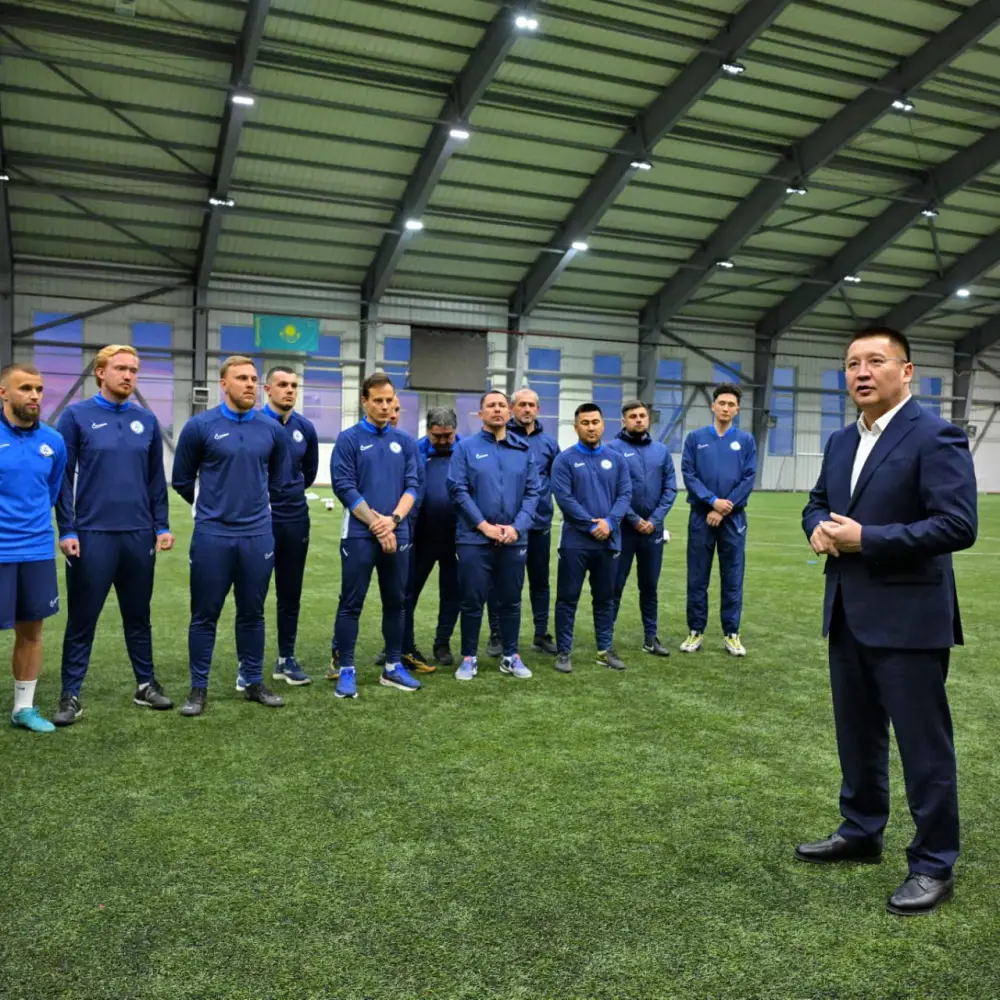 Аким области Асаин Байханов встретился с игроками и тренерским штабом ФК «Иртыш», поздравив команду с началом нового сезона в Премьер-лиге Казахстана (5)