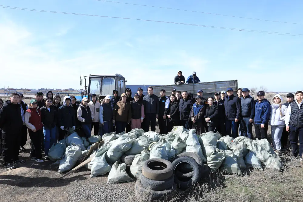 Свыше 200 молодых актюбинцев вышли на субботник в рамках акции «Таза Қазақстан» (9)