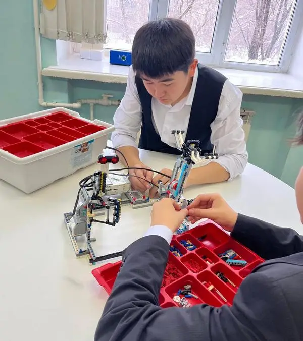 Ракетная платформа и бионический робот: карагандинцы взяли золото на национальном конкурсе (6)