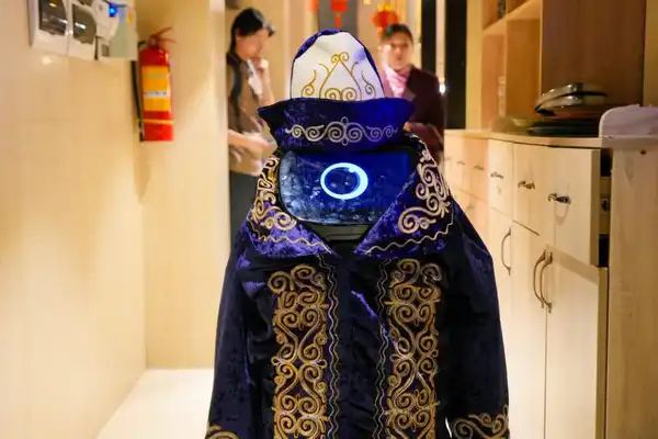 В Астане робот встречал гостей в чапане (7)