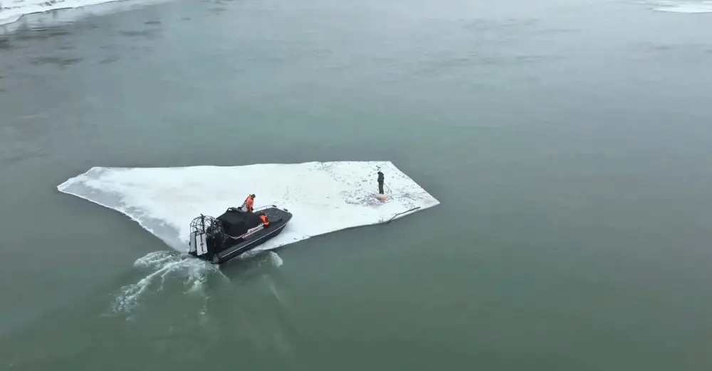 МЧС призывает соблюдать правила безопасности на тонком льду (2)