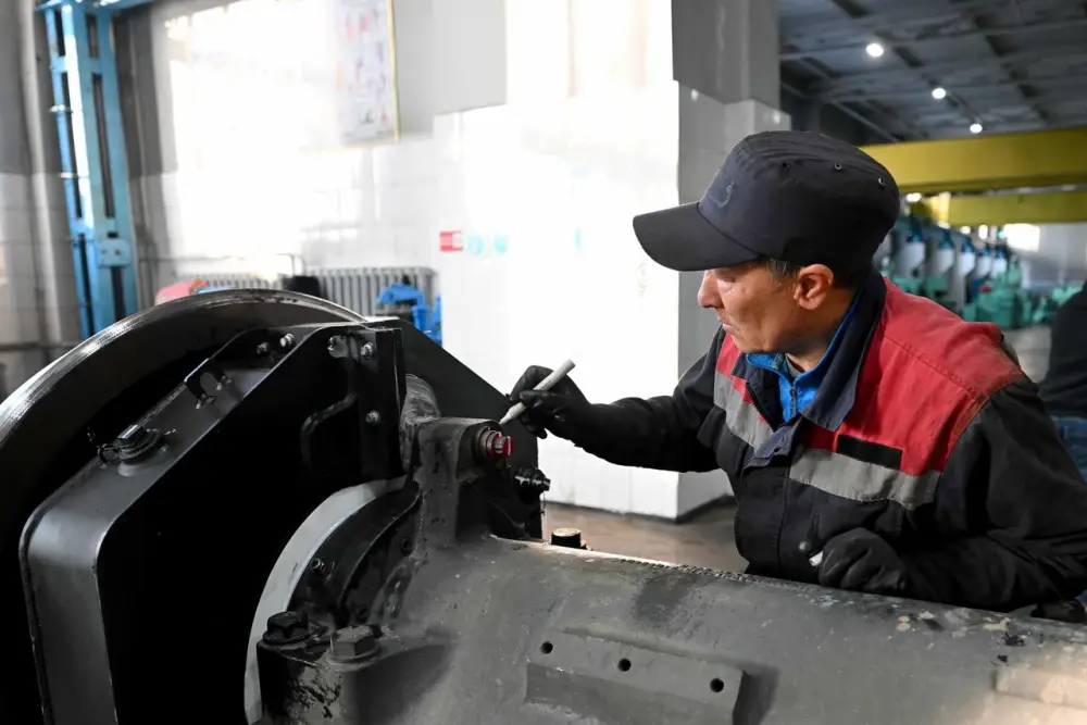 Аким области ознакомился с работой локомотивного депо «Қамқор Локомотив» в Аягозе (10)