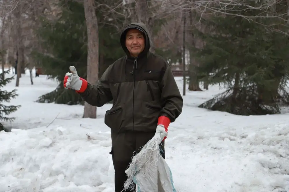 В Усть-Каменогорске прошёл субботник в парке имени Жамбыла Жабаева (7)