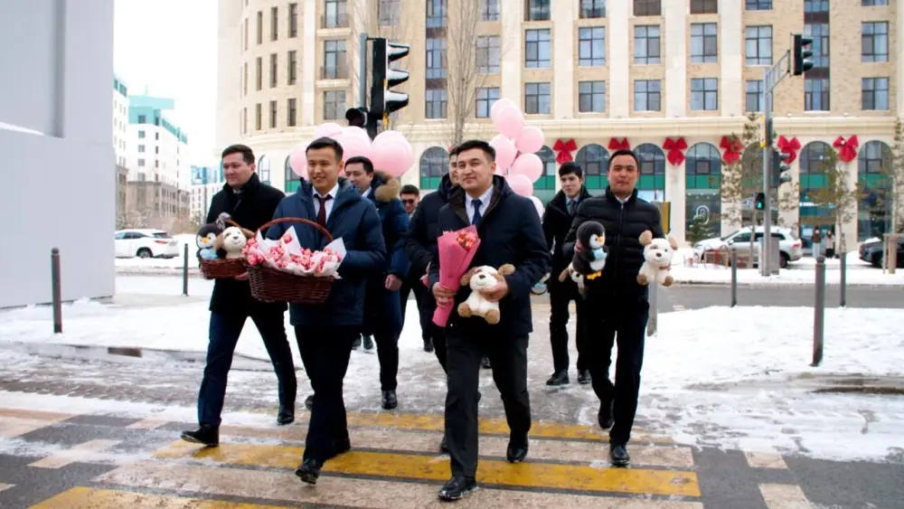 Цветы раздавали девушкам и женщинам в Астане (10)