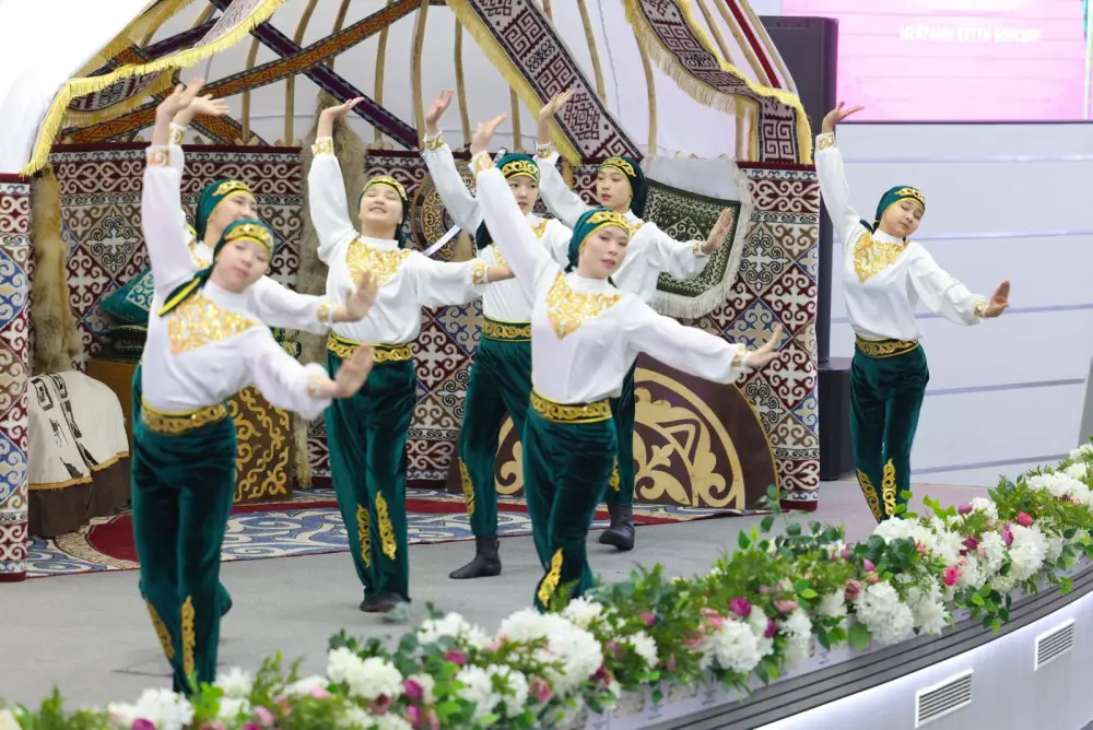 В Министерстве промышленности и строительства отметили Наурыз: Ерсайын Нагаспаев поздравил коллектив (10)