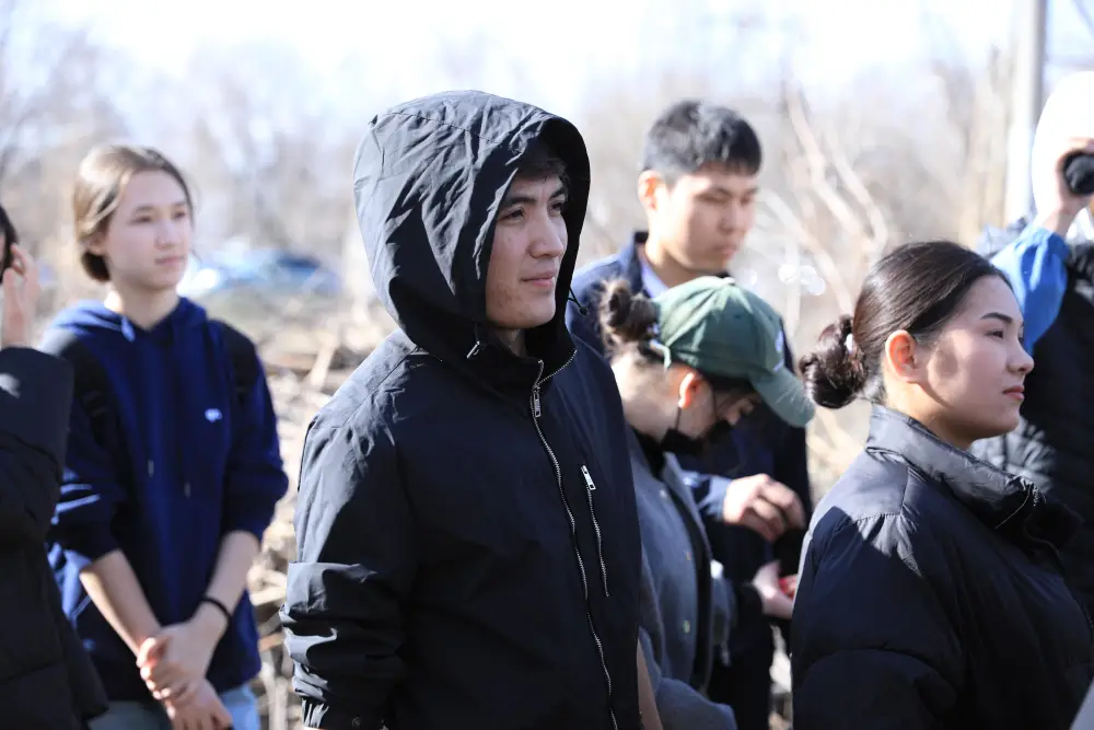 Свыше 200 молодых актюбинцев вышли на субботник в рамках акции «Таза Қазақстан» (8)