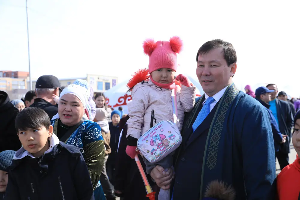 На праздновании Наурыза аким области стал свидетелем обряда «Тусаукесер» у близнецов (4)