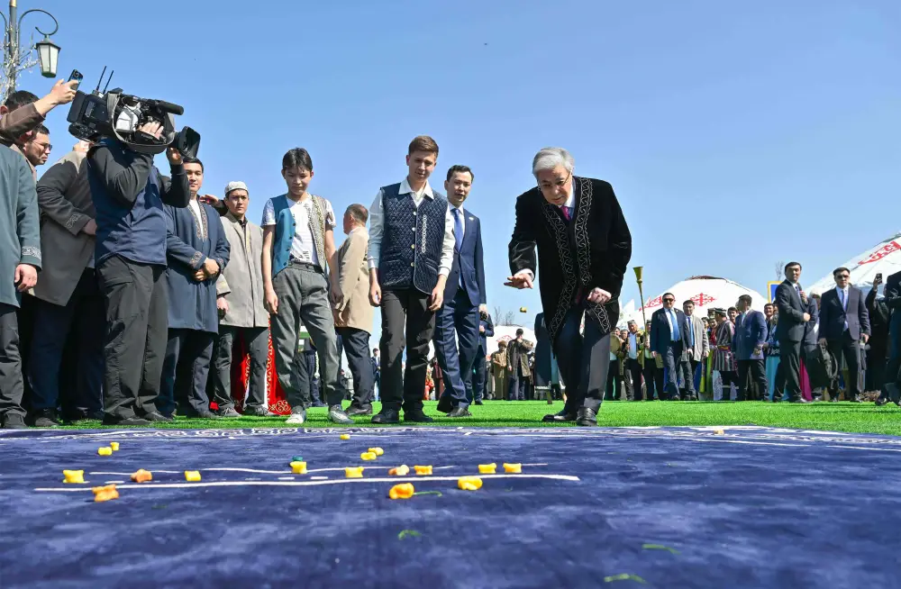 Глава государства принял участие в народных гуляньях по случаю праздника Наурыз (2)
