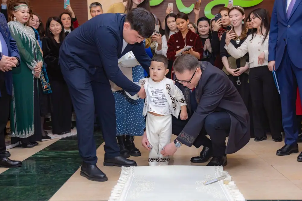 Министр торговли перерезал путы ребёнку на празднике Наурыз (6)