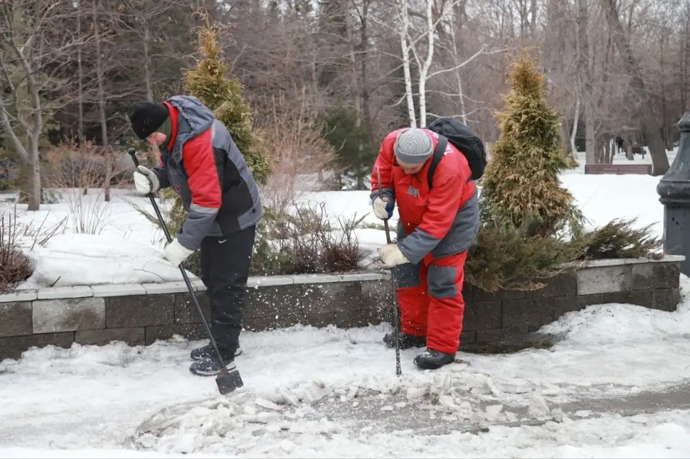 В Усть-Каменогорске прошёл субботник в парке имени Жамбыла Жабаева (2)
