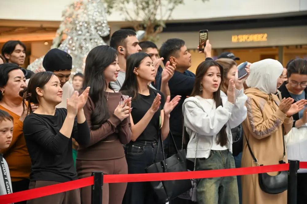 В Астане музыканты Центрального военного оркестра поздравили казахстанцев с праздником Наурыз (3)