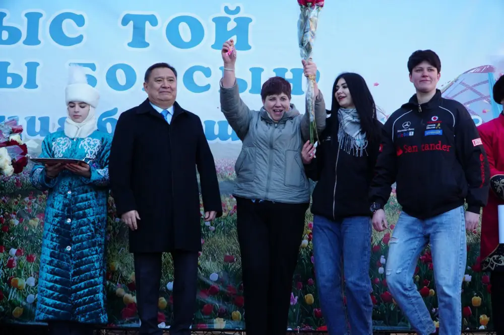 35 жителей пос. Аршалы получили ключи от квартир (5)