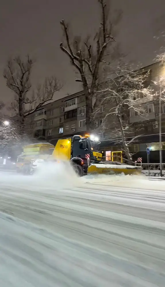 В Алматы за ночь выпало до 27 см снега, продолжается очистка улиц (2)