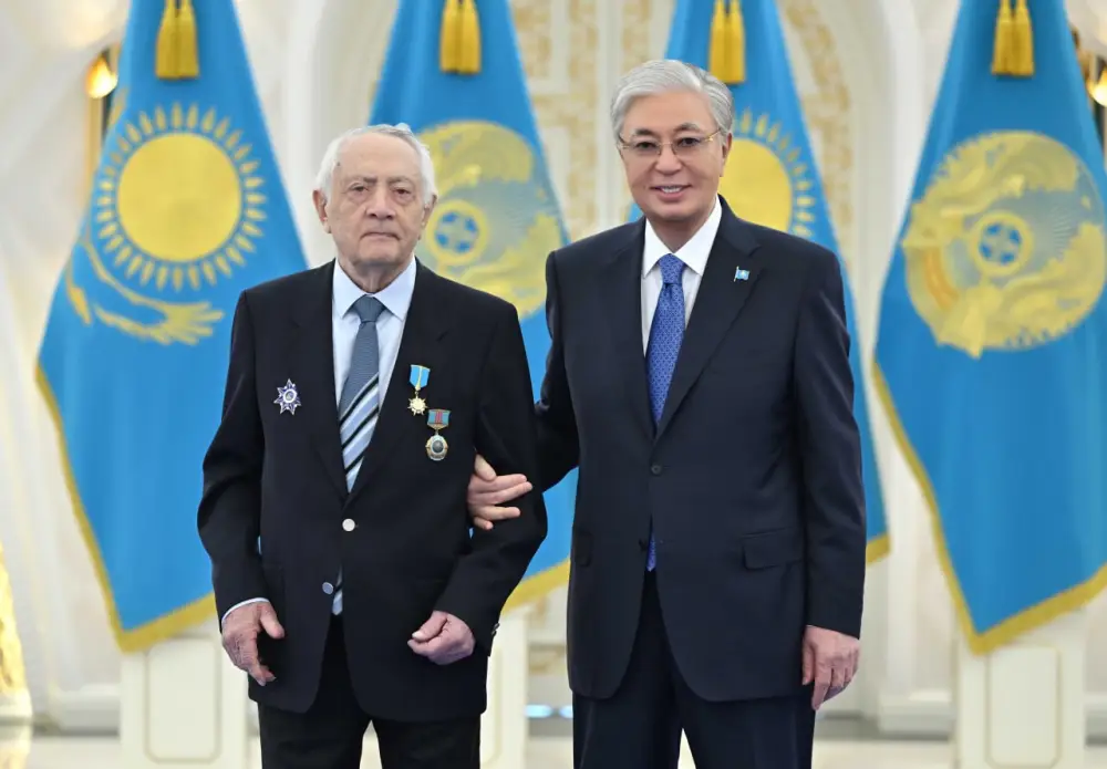 В Акорде состоялась церемония награждения легендарного альпиниста Ерванда Ильинского высшей степенью отличия – званием «Қазақстанның Еңбек Ері» (2)