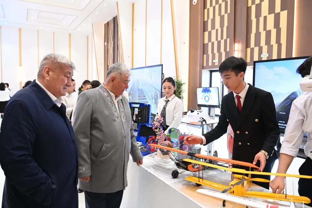 Депутаты Парламента ознакомились с работой Центра компетенций (7)