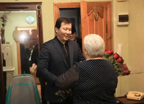 Асхат Шахаров в честь 8 Марта посетил дома актюбинок, внесших вклад в развитие области (5)