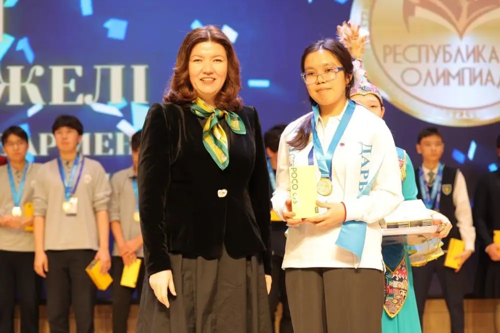 Министр просвещения Жулдыз Сулейменова наградила победителей республиканской олимпиады (5)