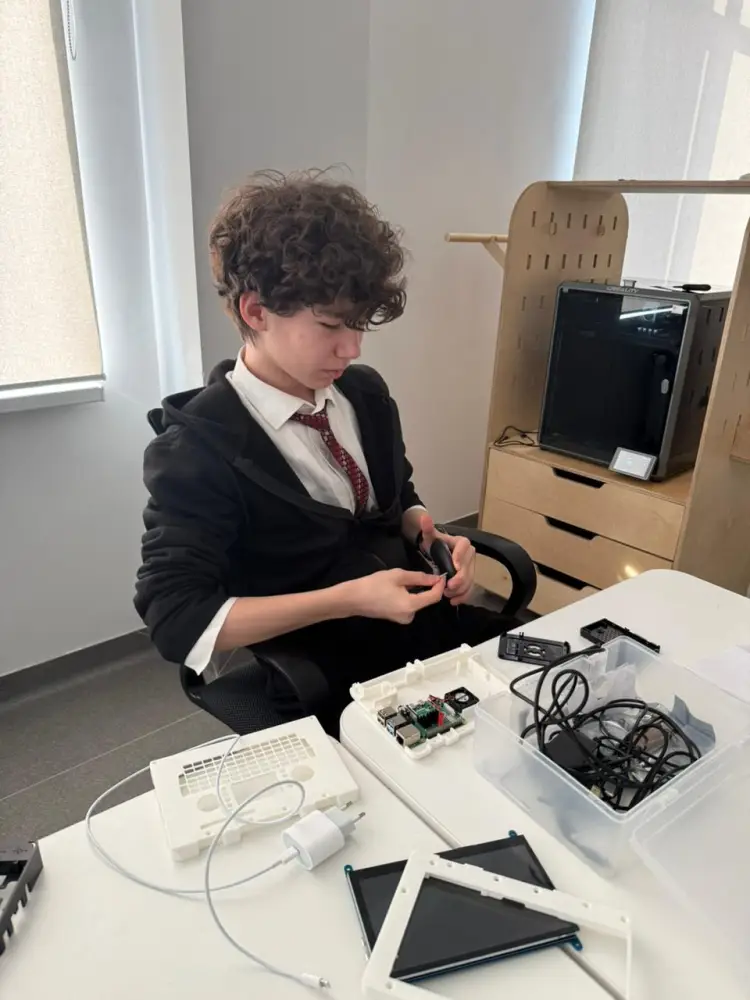 В Астане школьник собрал компьютер (2)