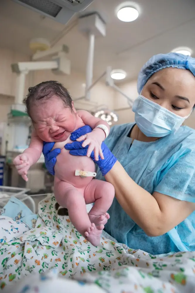 В день республиканского референдума в Казахстане родились 585 детей (3)