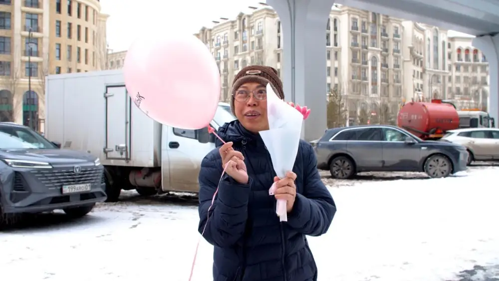 Цветы раздавали девушкам и женщинам в Астане (8)