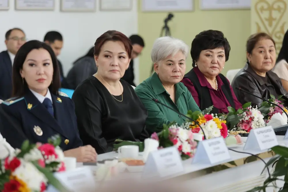 Ербол Карашукеев поздравил представительниц прекрасного пола с 8 Марта (3)