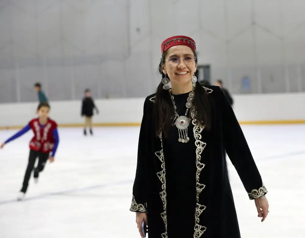 В Алматы впервые прошло массовое катание на льду в национальных костюмах (3)