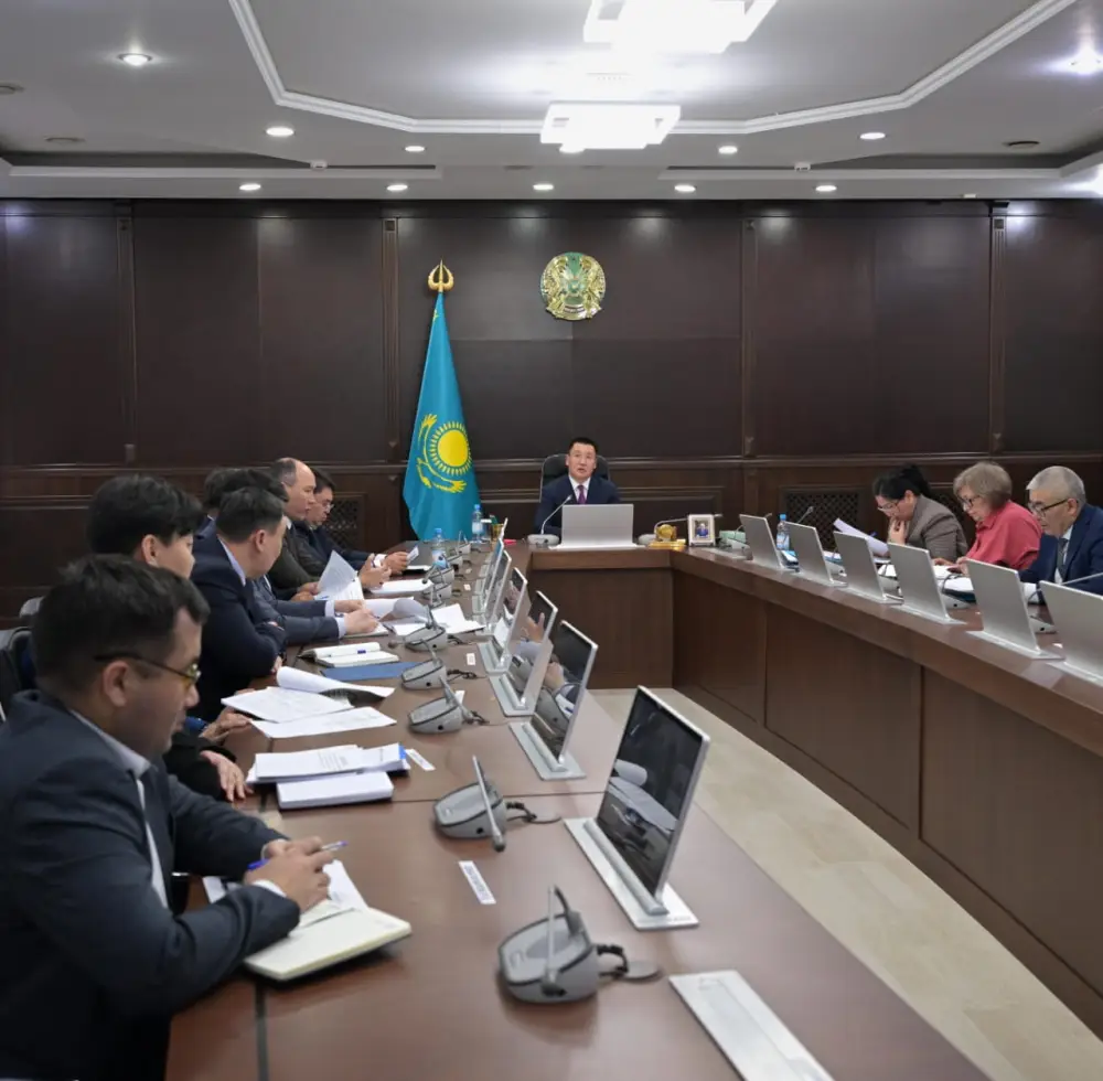 Аким области Асаин Байханов провел совещание по вопросам реализации проектов нового строительства, реконструкций и капитальных ремонтов (7)