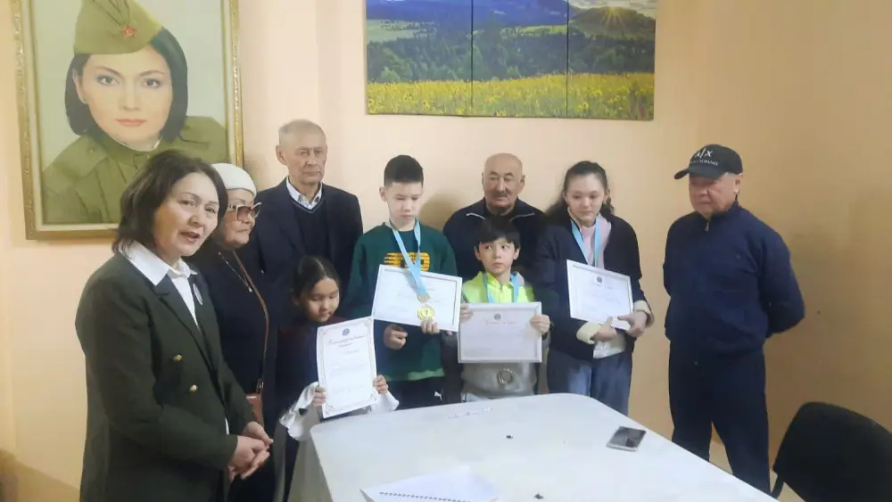 В Астане прошел шахматный турнир среди пенсионеров и молодежи (5)