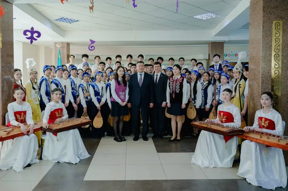 Аким области посетил Назарбаев Интеллектуальную школу в День Жаңару (2)
