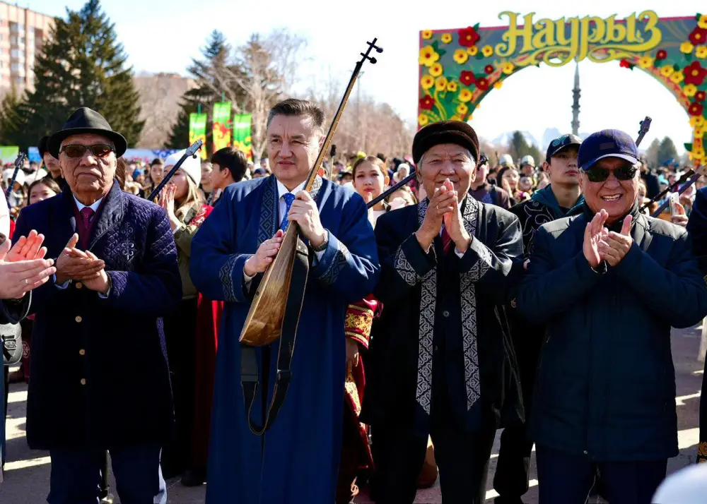 Более 5000 домбристов из ВКО установили мировой рекорд, исполнив песню «Акбулак» (10)
