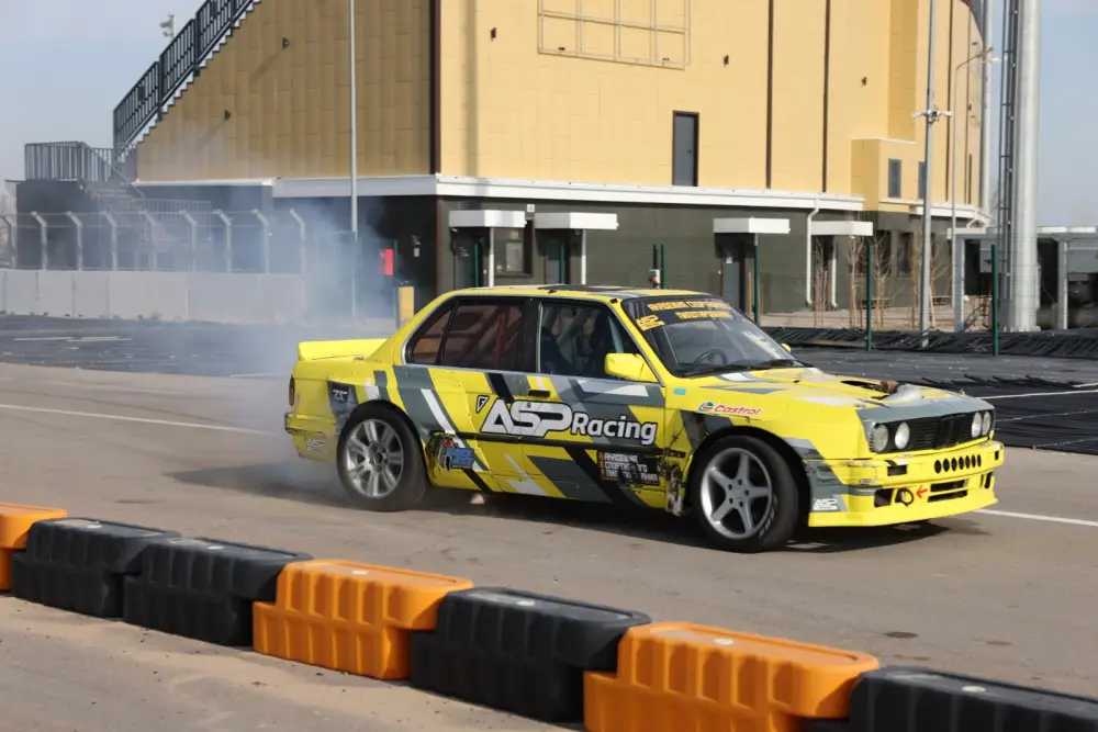 Весна, драйв и дрифт-шоу: В Конаеве победители соревнований приняли участие в голосовании (3)