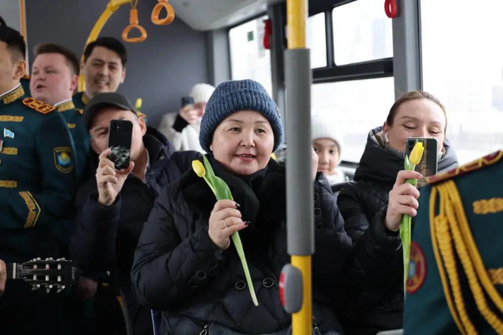 Песни и цветы в пути: легендарный мужской хор Нацгвардии поздравил женщин столицы (2)