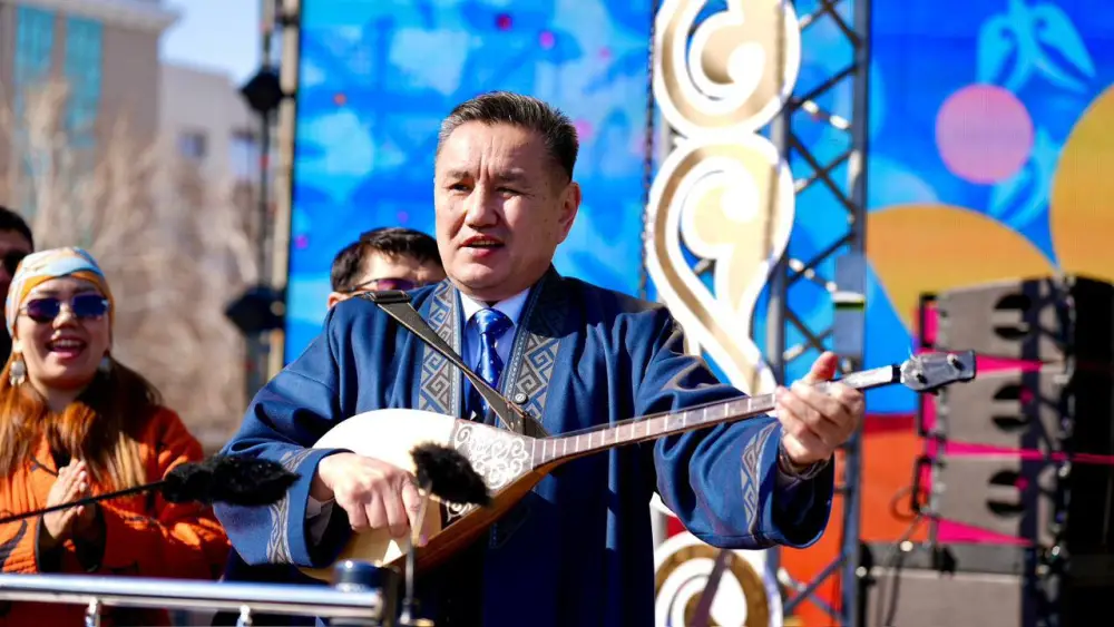 Более 5000 домбристов из ВКО установили мировой рекорд, исполнив песню «Акбулак» (2)