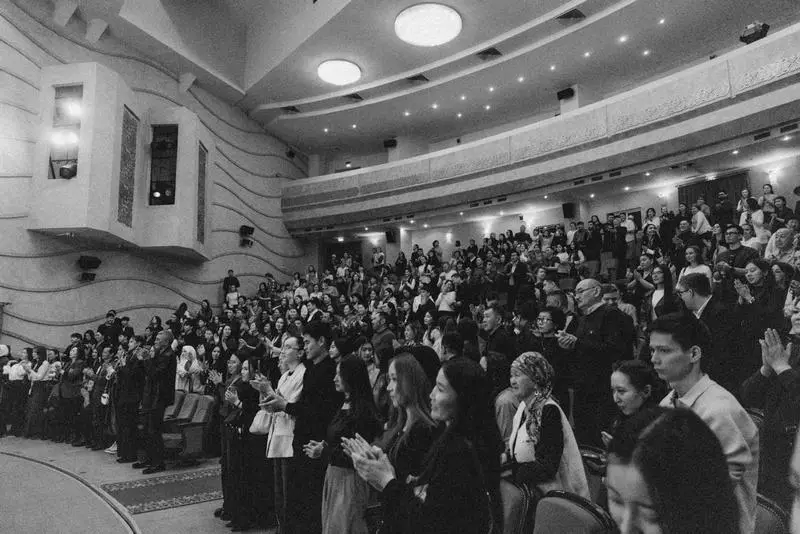 Любовь без границ: в Караганде состоялась премьера спектакля «Махаббат мекені» по французской пьесе (7)