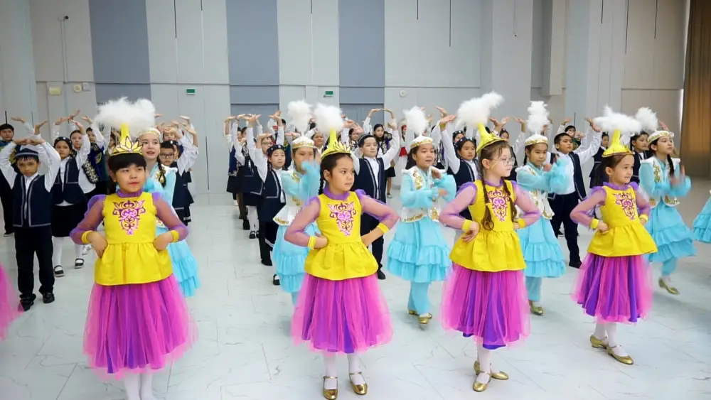 20 тысяч школьников Павлодарской области исполнили танец «Қара жорға» (2)