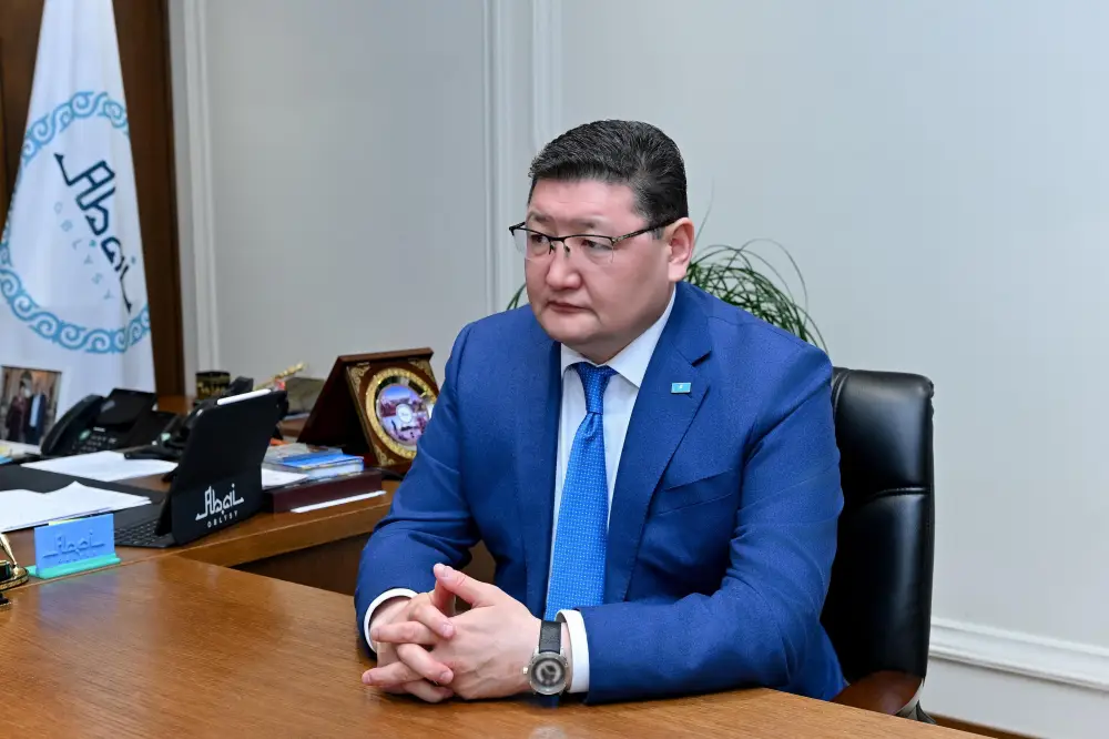 Аким области встретился с директором театра имени Абая (2)