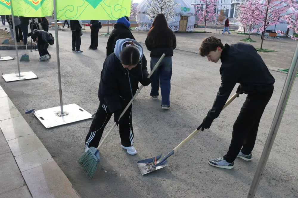 Тазару күні: в Актобе молодежь привела в порядок парки (4)