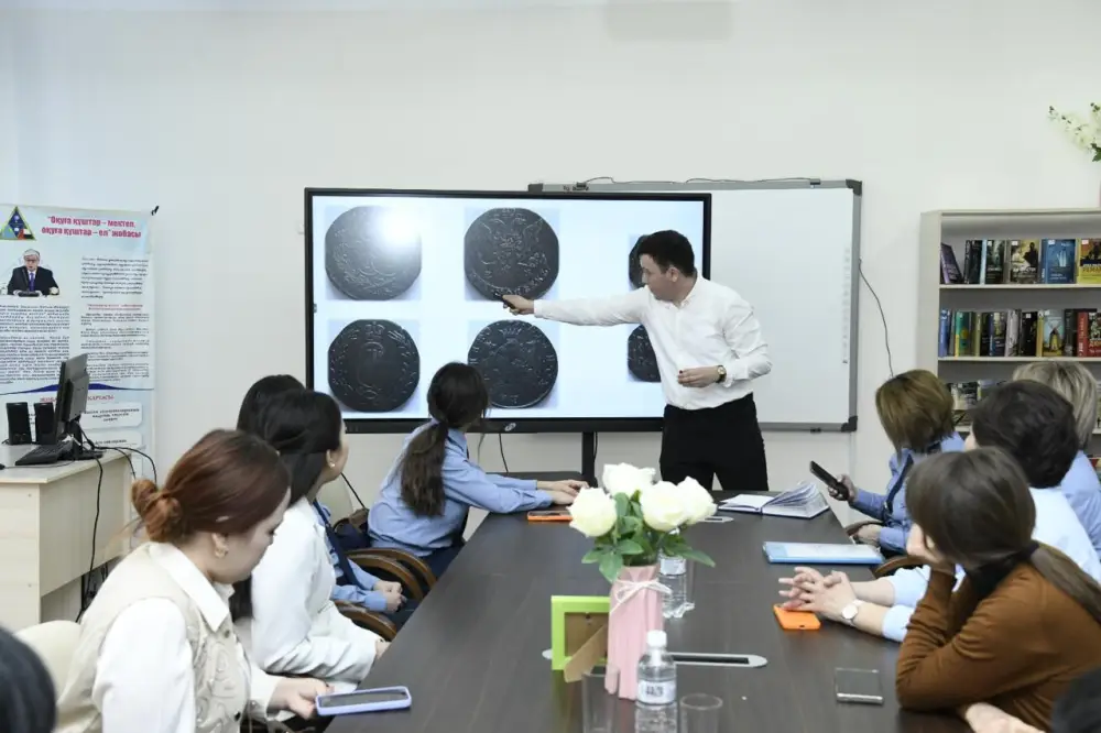 «Закон и порядок»: необычную коллекцию ученика презентовали в столичной школе (5)