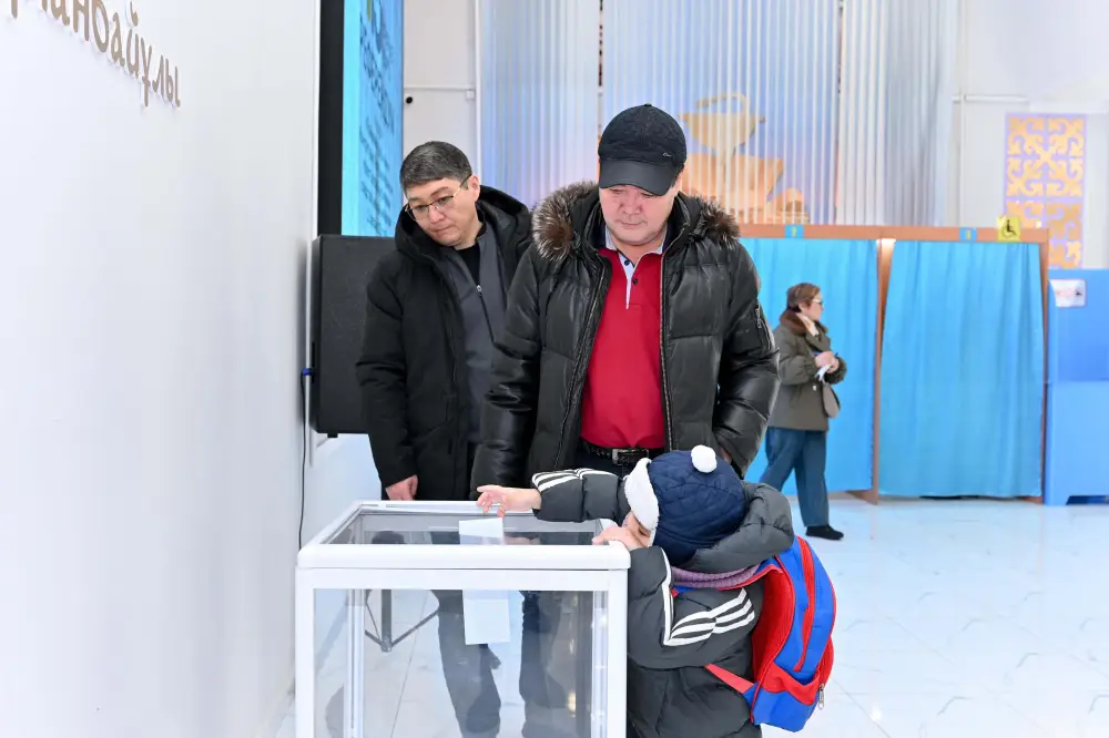 Аким области Абай проголосовал на референдуме (2)