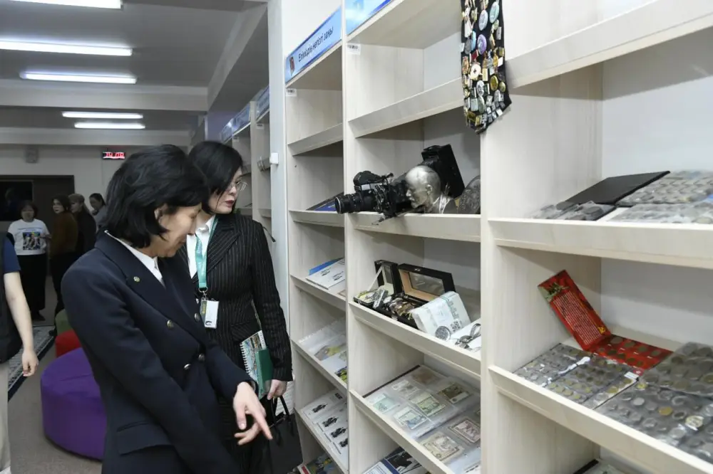 «Закон и порядок»: необычную коллекцию ученика презентовали в столичной школе (3)