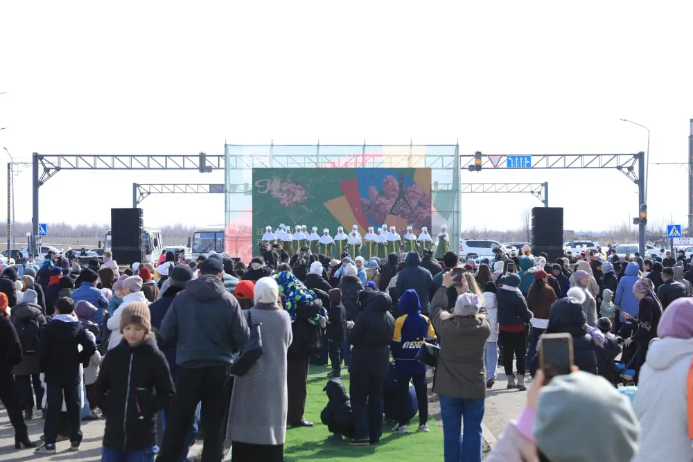 На праздновании Наурыза аким области стал свидетелем обряда «Тусаукесер» у близнецов (2)
