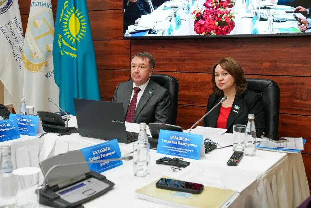 Министр юстиции Республики Казахстан Ерлан Сарсембаев принял участие в выездном заседании на тему «Обеспечение законности нотариальных действий и цифровизация нотариальной деятельности» (6)
