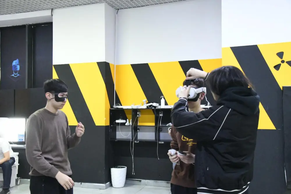 Попробовать себя в будущей профессии смогли столичные студенты благодаря виртуальной реальности (4)