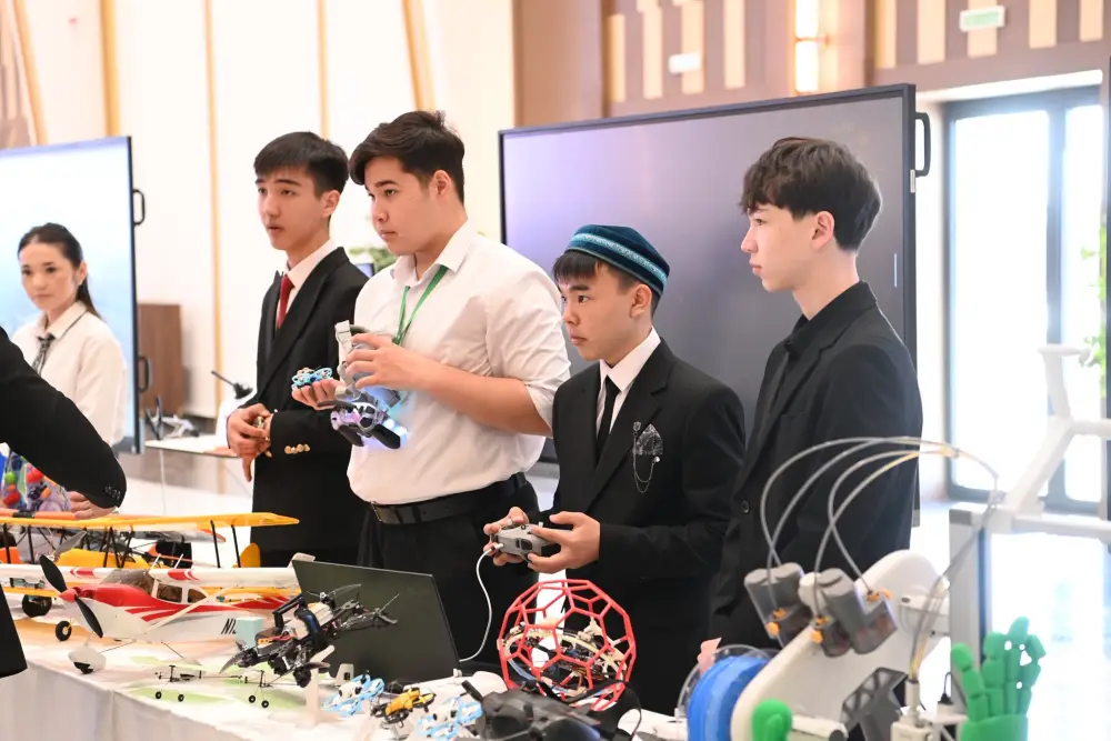 Депутаты Парламента ознакомились с работой Центра компетенций (6)