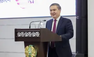 Министр промышленности и строительства Казахстана поздравил женский коллектив с предстоящим 8 марта